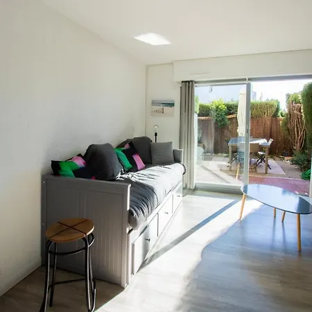 Studio With Small Garden - شقة