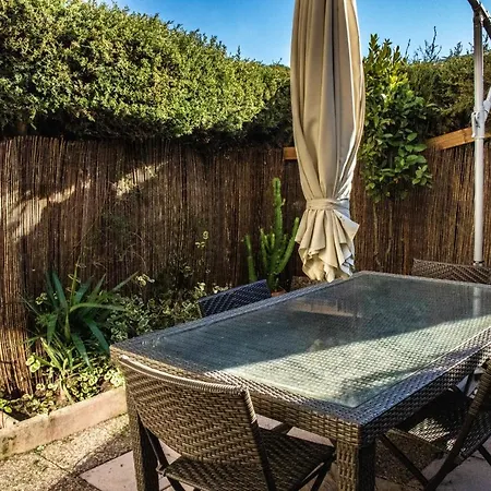 Studio With Small Garden - شقة